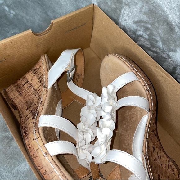 b.o.c Evita Strappy Wedge Sandal White with Buckle Closure Floral T-Strap Size 8 - Picture 7 of 12